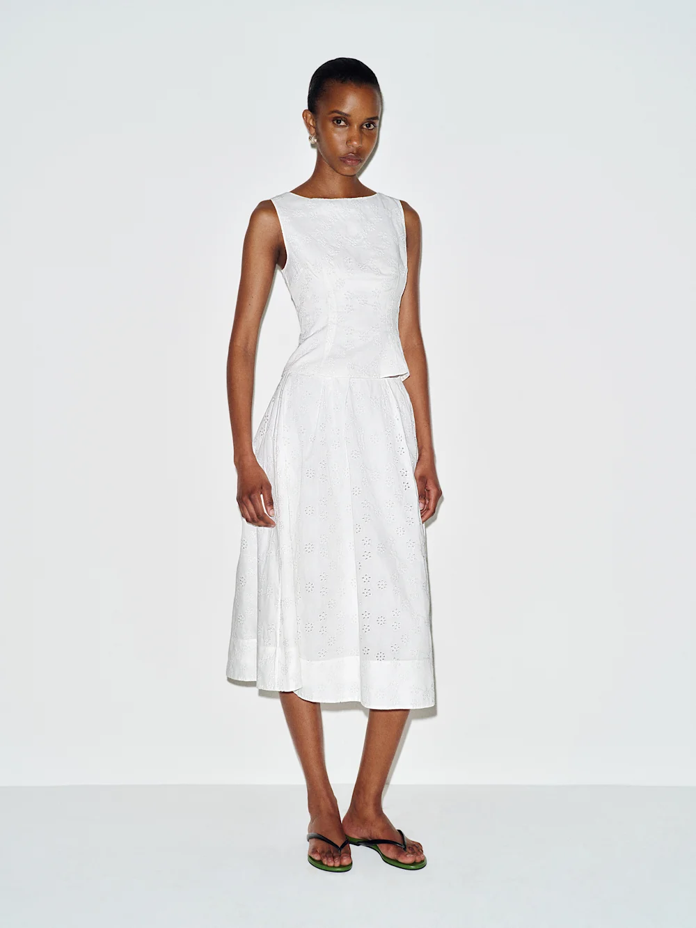 1320005.1.WHITE_EYELET